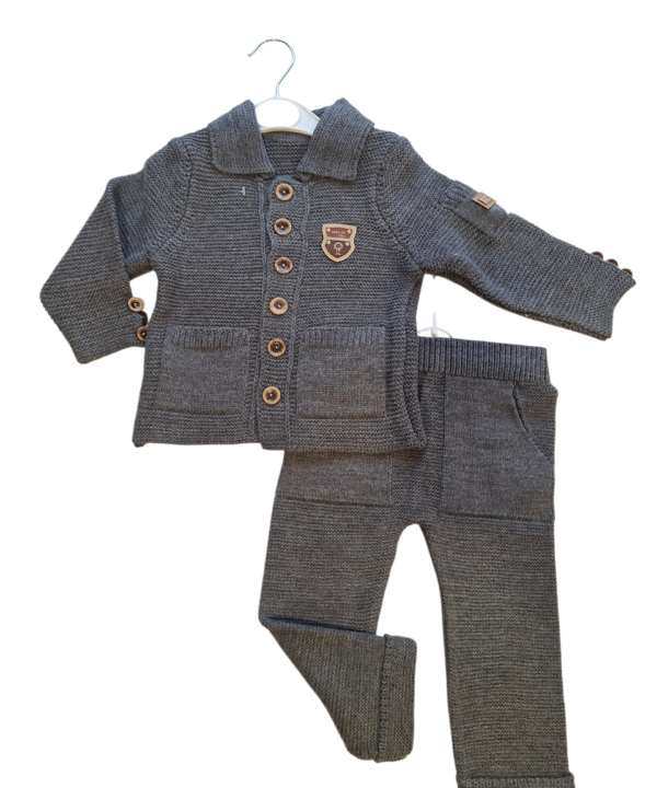 Pilkas megztas komplektas berniukui kelnės ir švarkelis
