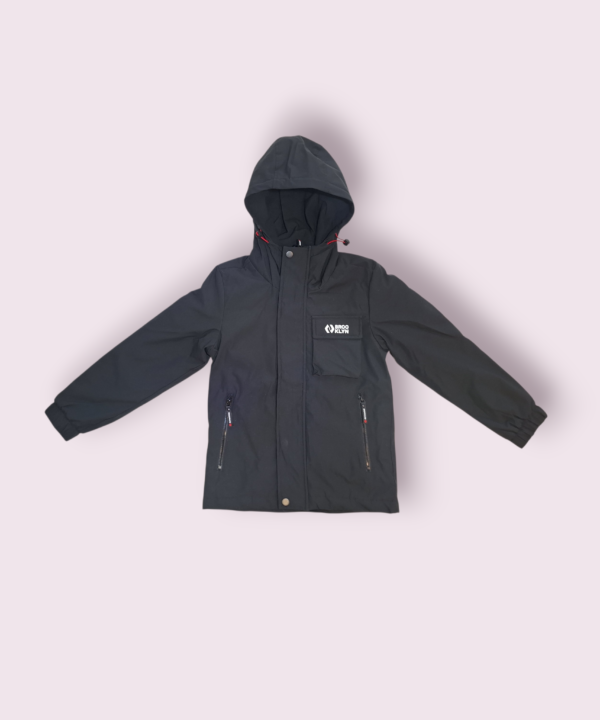 Juoda, stilinga striukė berniukui rudeniui/pavasariui